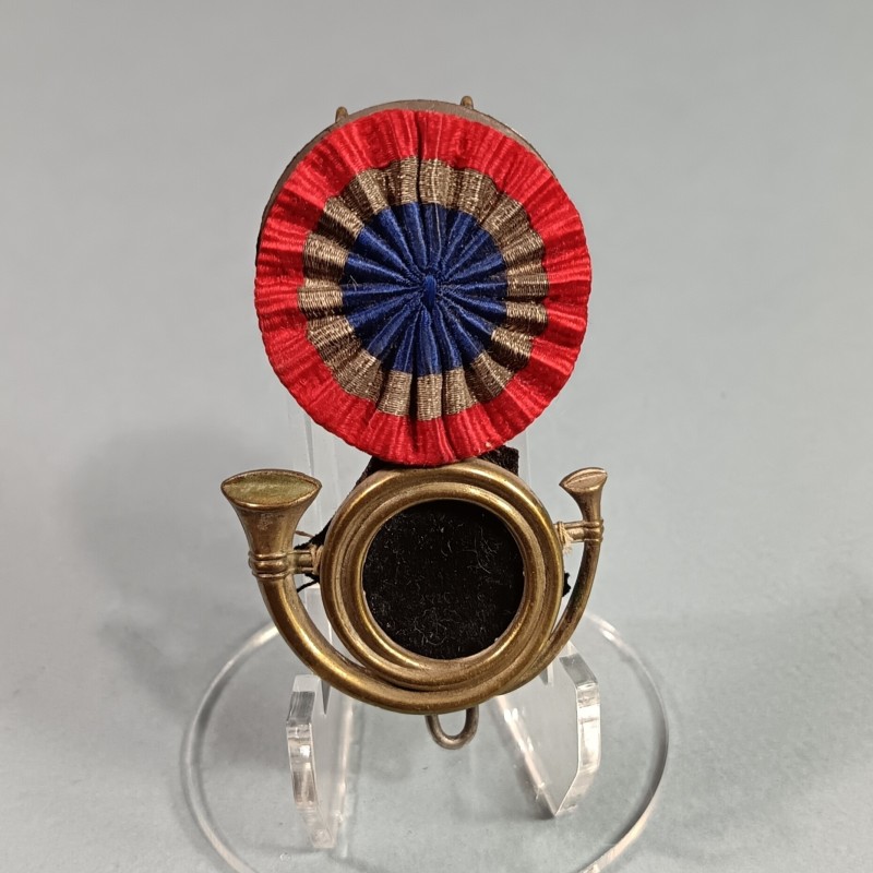 ATTRIBUT OU PLAQUE DE KEPI D'OFFICIERS ET ADJUDANTS MODELE 1886 OFFICIER DES CHASSEURS A PIED OU ALPINS